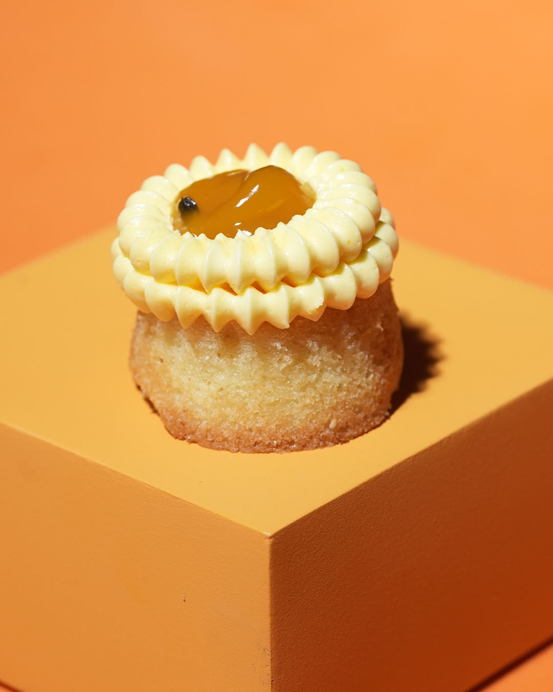 Mango Passionfruit Coconut Cakes - كيكات الناريل بالهمبا والباشن فروت